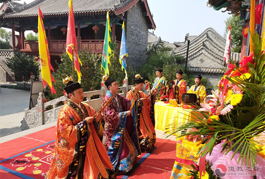 山东省青州市道协举行升国旗仪式暨庆祝新中国成立70周年祈福法会