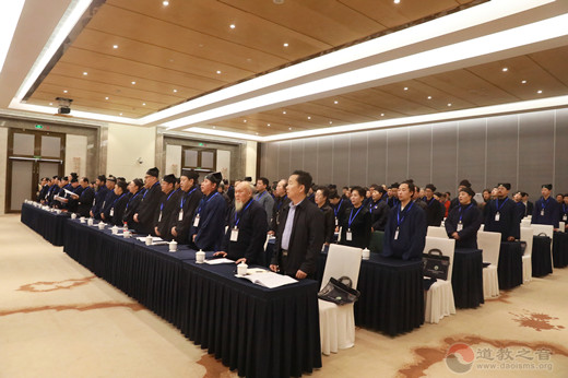全体与会人员唱《报恩赞》