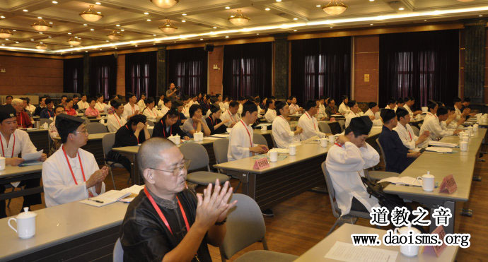 会议期间，大家在认真学习此次大会的重要思想精神。