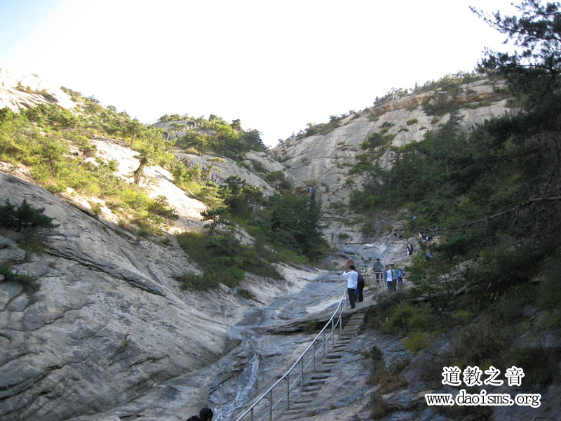 昆嵛山系闻名全国的一座江南娱乐在线登录账号
名山。《齐乘》云：昆嵛山“秀拔为群山之冠”。