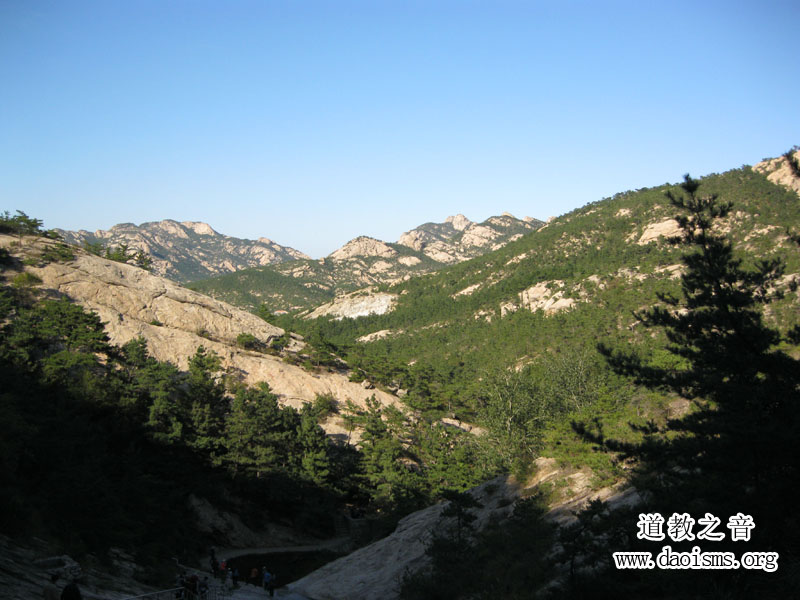 据《宁海州志》记载：自隋唐以来，昆嵛山便寺观林立，洞庵毗连，香火缭绕，朝暮不断。神话里的麻姑大仙在此得道。