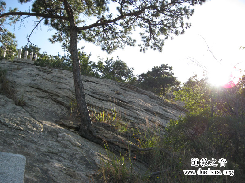 金大定七年（1167）全真鼻祖王重阳从陕西咸阳到昆嵛山，聚徒（丘处机等北七真人）讲道于烟霞洞中，创立了全真教。