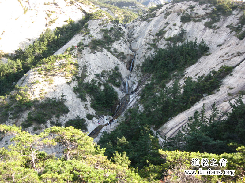 昆嵛山群山环抱，地形复杂，沟谷曲折幽长，沟沟有水，处处有潭，潭瀑相连，佳景迭出，在山东较为罕见。