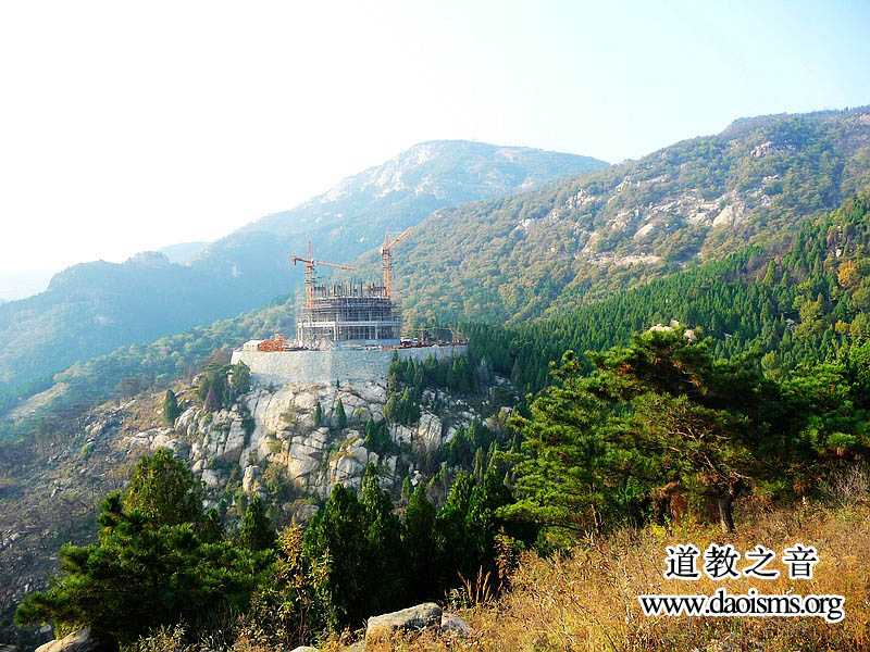 正在兴建中的老君阁。去年的莱芜山火 烧毁了大量山林，大火烧至老君阁前，自行熄灭