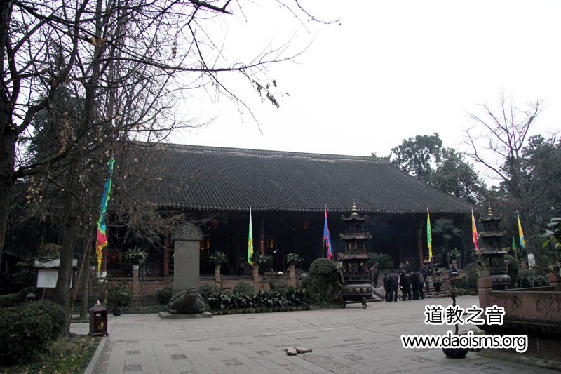 三清殿又名无极殿,是青羊宫的主殿,始建于唐朝,重建于清康熙八年(1669年).三清殿基长四十米,为正方形,总面积一千六百平方米.