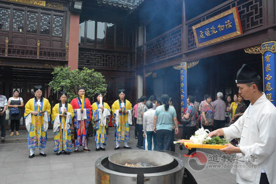 上海城隍庙为“东方之星”轮遇难同胞举行“头七”超度法会