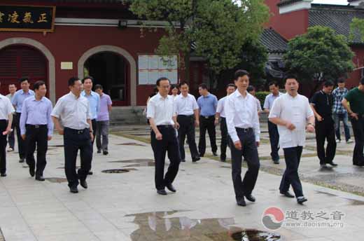 江苏昆山市人大常委会组织对白塔龙王庙进行检查