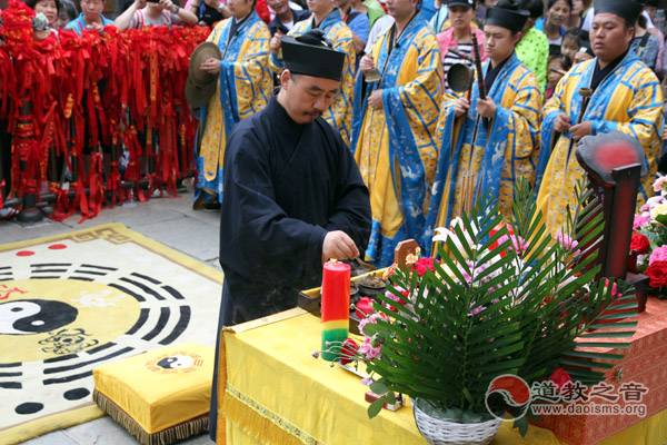 泰山碧霞祠为天津滨海和陕西山阳受难同胞举行祈福法会