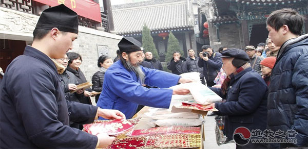 西安都城隍庙举办2015冬季慈善救助活动