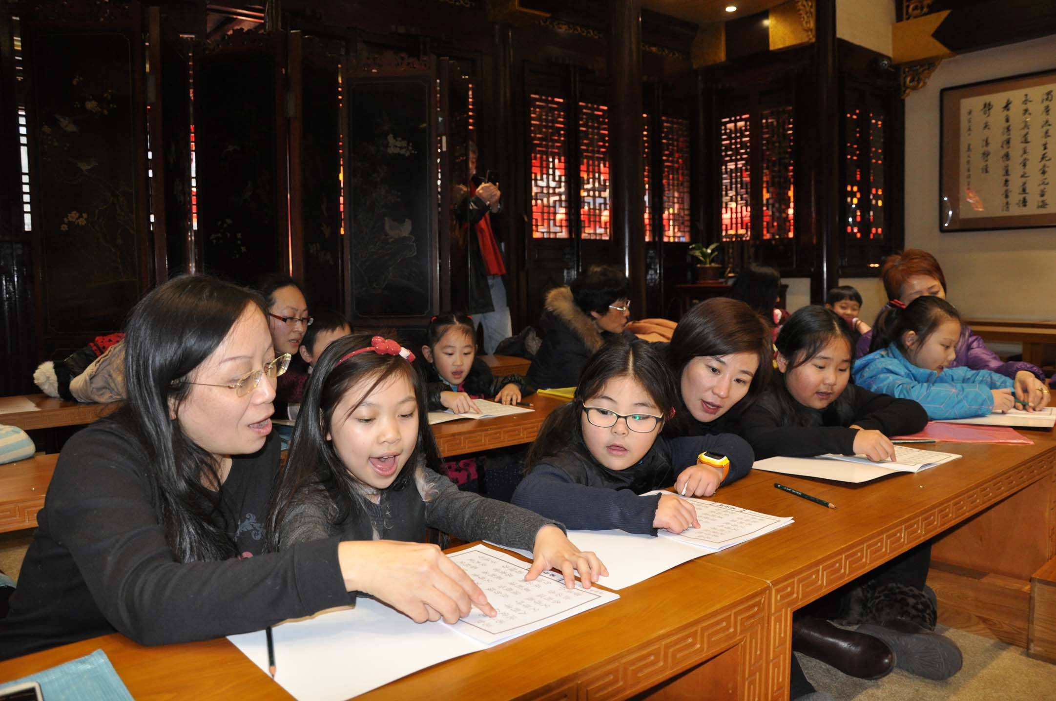上海城隍庙举行亲子阅读、体验国学活动