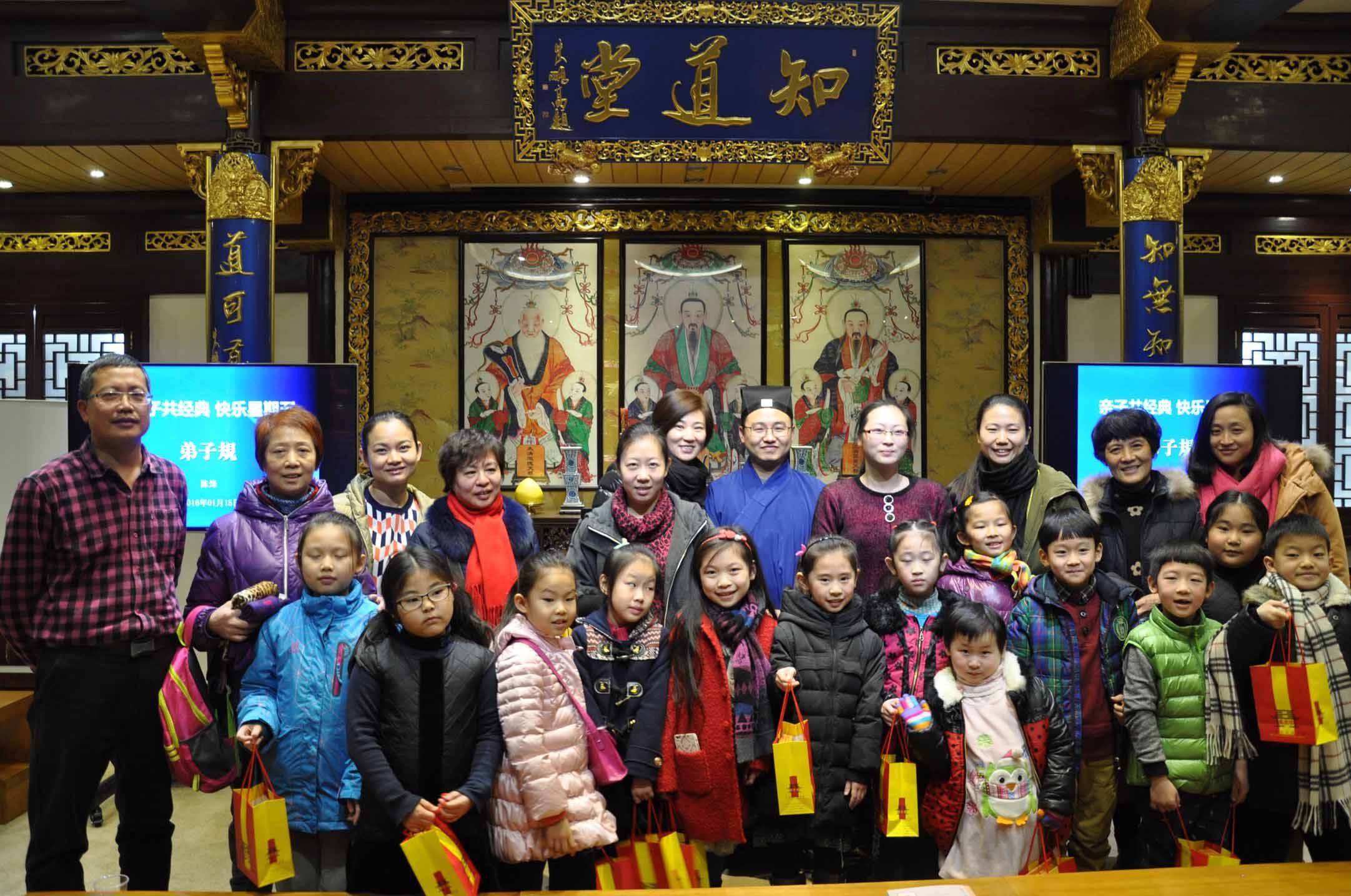 上海城隍庙举行亲子阅读、体验国学活动