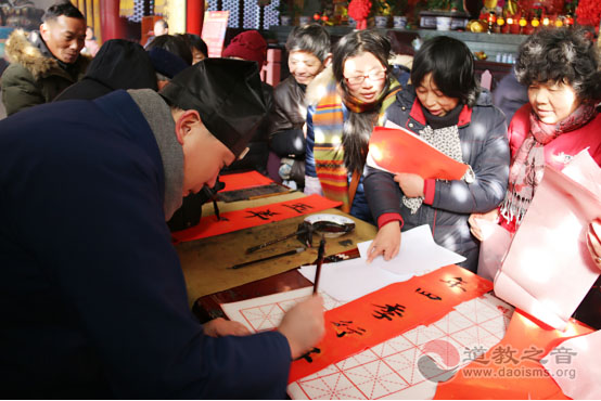 上海市岳庙举行“送福到万家”义赠活动
