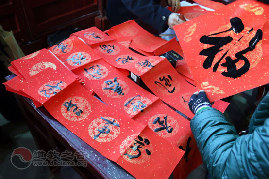 上海市岳庙举行“送福到万家”义赠活动