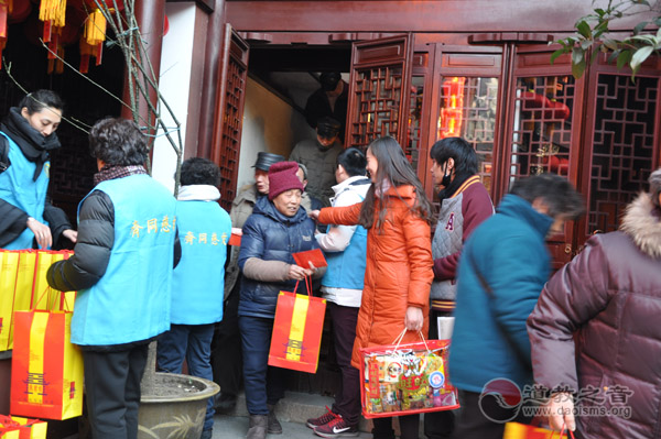 上海市城隍庙举行“迎新春·送温暖”活动