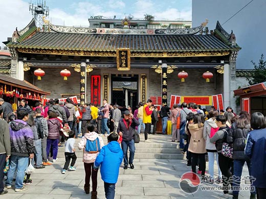 广州都城隍庙、纯阳观举办“迎春送福”活动