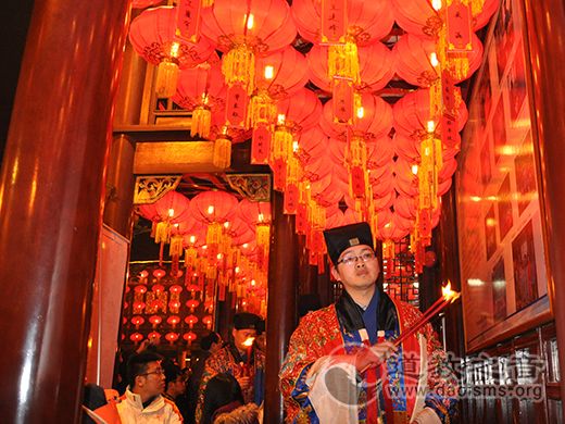 上海城隍庙举行农历丙申年“烧头香”活动