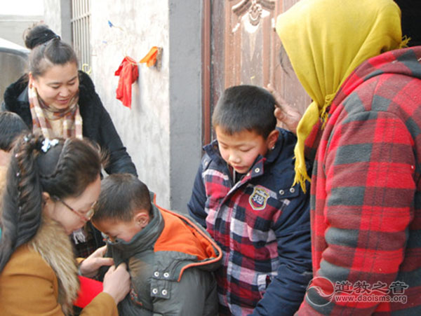众人协力“送新家” 徐州道协为孤儿送温暖