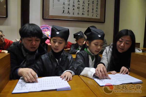 上海城隍庙举行国学启蒙班 体验趣味国学