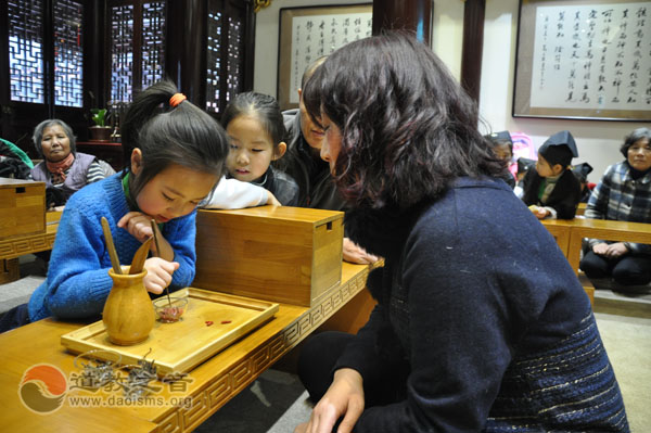 上海城隍庙举行国学启蒙班 体验趣味国学