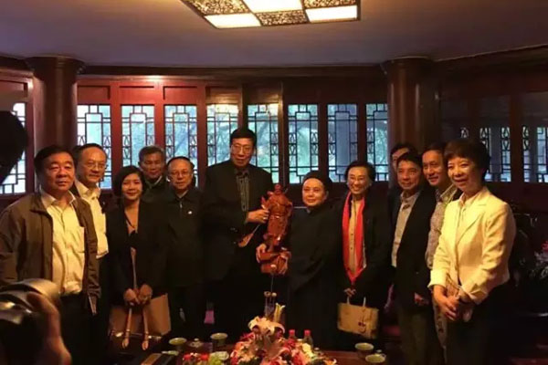 泰国立法议会主席蓬贝一行参访四川青城山