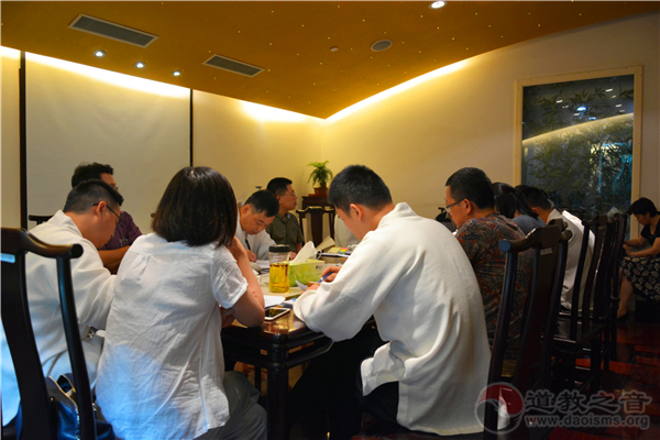 上海慈爱公益基金会召开上半年工作总结会议