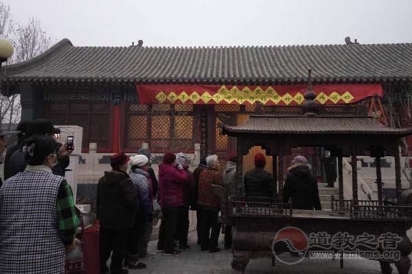 北京佑民观腊八节举办向大众免费施粥活动