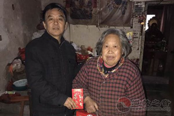 江苏镇江市道教协会举办慰问孤寡老人活动