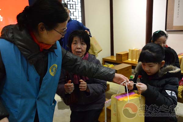 上海城隍庙慈爱功德会举行慈爱·助学活动