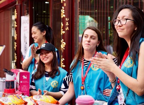 上海城隍庙慈爱超市举行“爱微笑”义卖活动