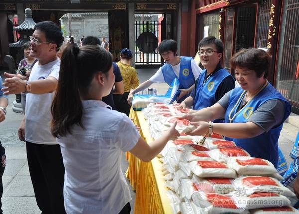 上海城隍庙举办中元佳节赠“平安米”活动
