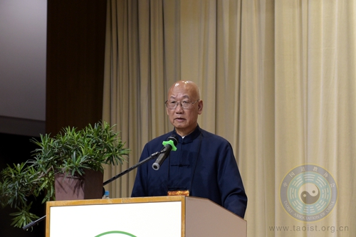 李光富会长代表中国道协向香港青松馆赠送贺礼