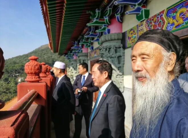 全国政协民宗委主任朱维群率中国五大宗教负责人参访宝莲寺