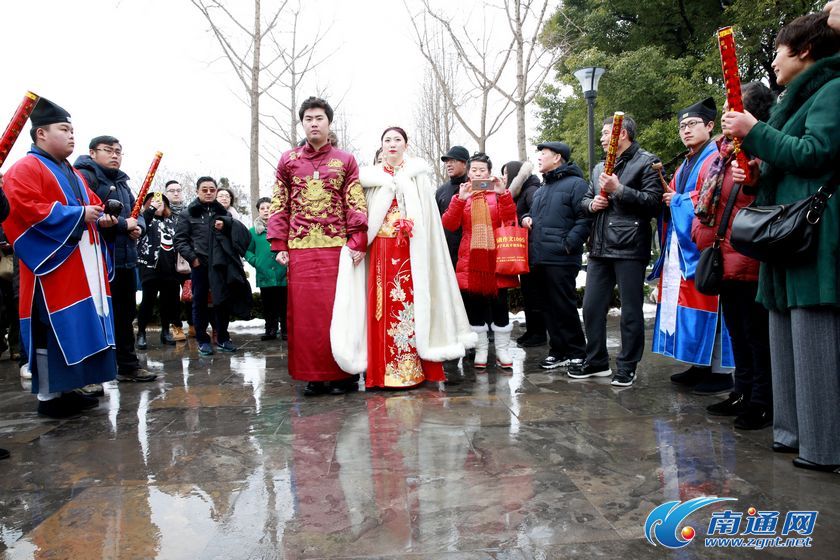 江苏南通一对新人举办道家婚礼吸引众多民众观礼