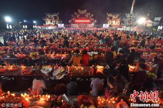 福建漳州举行盛大拜天公活动，广场摆满供品