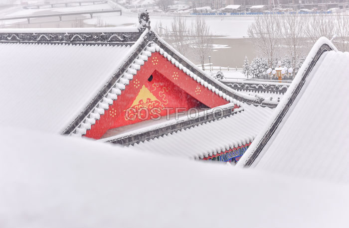 2018年3月15日，一大早暴雪还在陆续，在龙山区福寿宫的景区积雪已达到数十厘米厚。