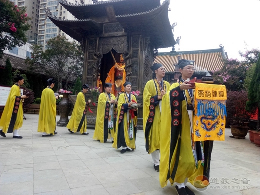 昆明市道教界庆祝“七·一”建党节举行升国旗仪式