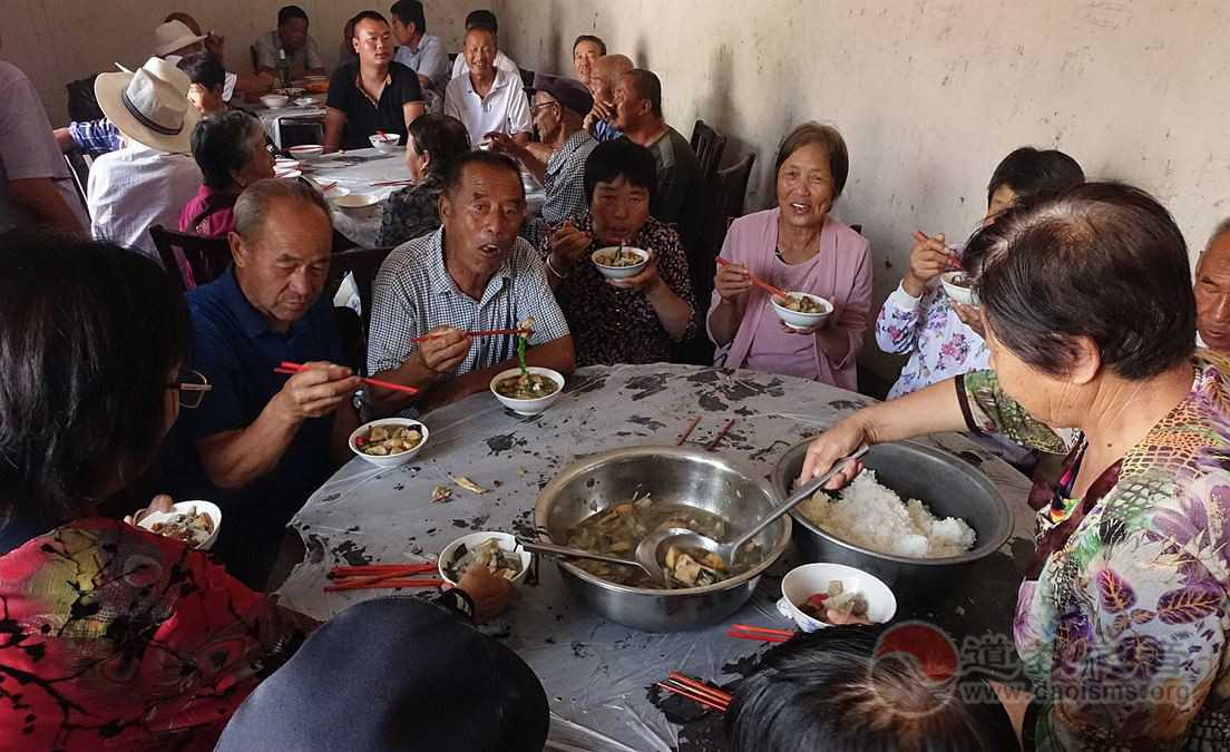 陕西榆阳东老爷庙为两千多名老人免费提供传统美食