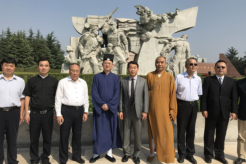 上海市民族宗教界人士参加烈士纪念日向人民英雄敬献花篮仪式