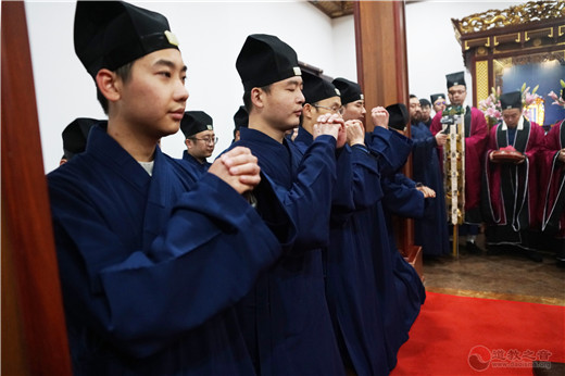 上海城隍庙举行“披度拜师”活动