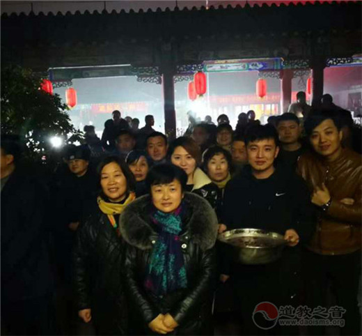 徐州市道教协会举办腊八节爱心施粥活动