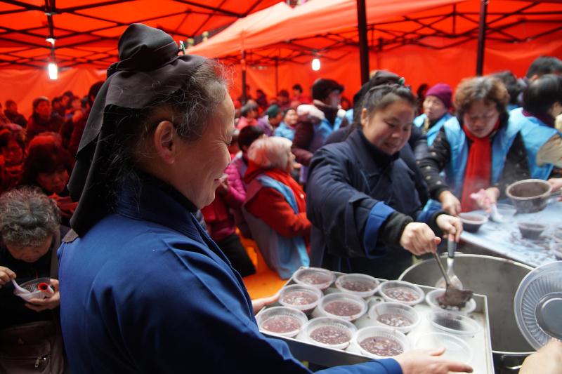 上海道教各宫观举行腊八施粥送福活动