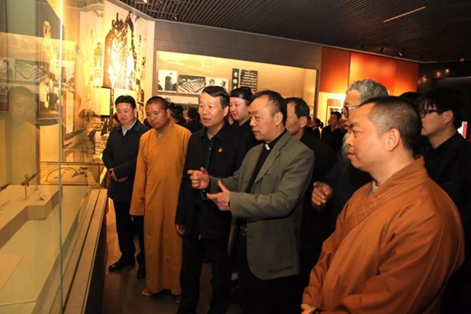 河南省宗教界代表人士赴郑州市革命烈士陵园开展纪念活动