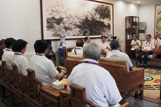 香港道教联合会梁德华主席率团到西安都城隍庙参访交流