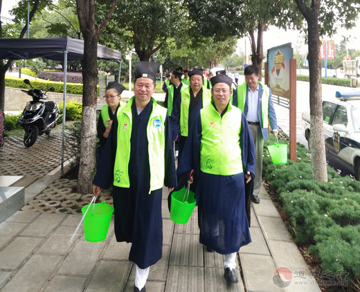 云南省道协偕同省基督教两会开展“志愿巡河”收捡垃圾环保公益活动