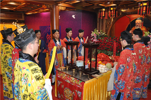 上海城隍庙举行“拜月老•顺姻缘”法会
