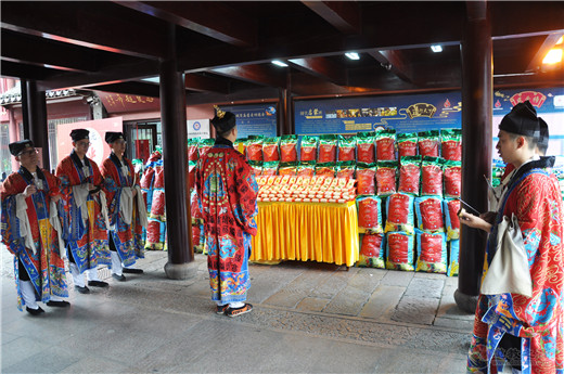 上海城隍庙举办中元节赠“平安米”活动