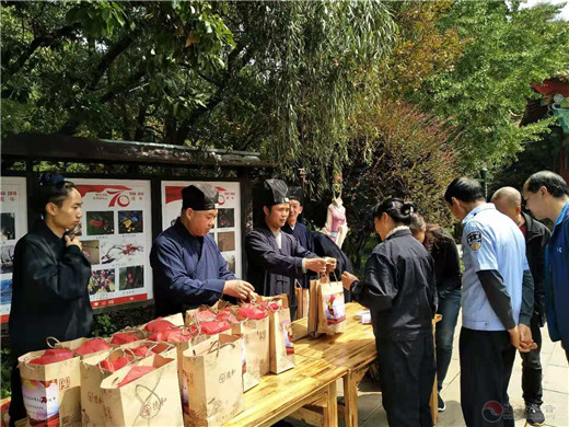 云南省道协龙泉观举办“迎国庆·送温暖·感恩社会”活动