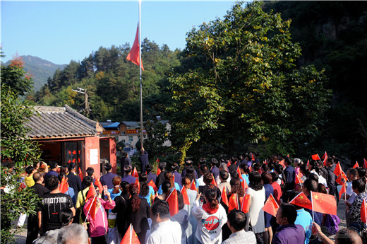 湖北省十堰赛武当道教协会举行升国旗仪式庆祝新中国成立70周年