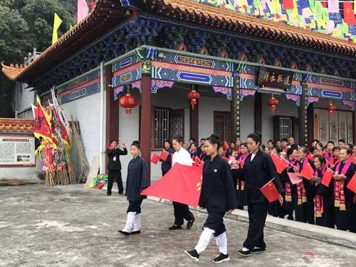 广西桂平市白沙罗丛岩道观举行升国旗、唱国歌活动
