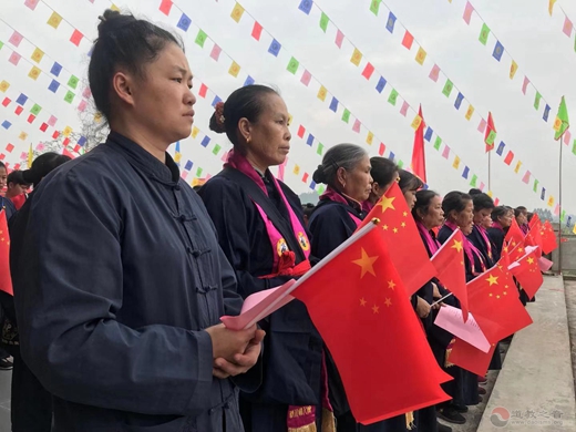 广西桂平市白沙罗丛岩道观举行升国旗、唱国歌活动